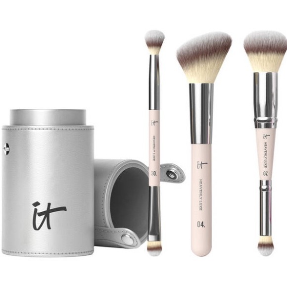 it cosmetics Other - iT Cosmetics Full-Size CELEBRATE EFFORTLESS GLOW BLURRED LINES® brush set NWT